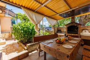 Casa familiar, varias habitaciones (House Papinka with Private Pool &) | Restaurante al aire libre