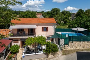 Casa familiar, varias habitaciones (House Papinka with Private Pool &) | Exterior