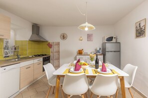 Réfrigérateur, micro-ondes, four, plaque de cuisson