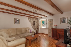 Nhà dành cho gia đình, nhiều phòng ngủ (House Papinka with Private Pool &) | Khu phòng khách | TV màn hình phẳng