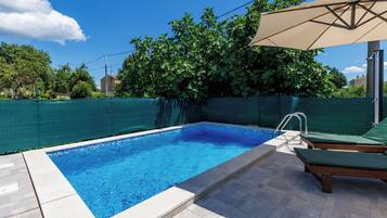 Hồ bơi ngoài trời phục vụ theo mùa