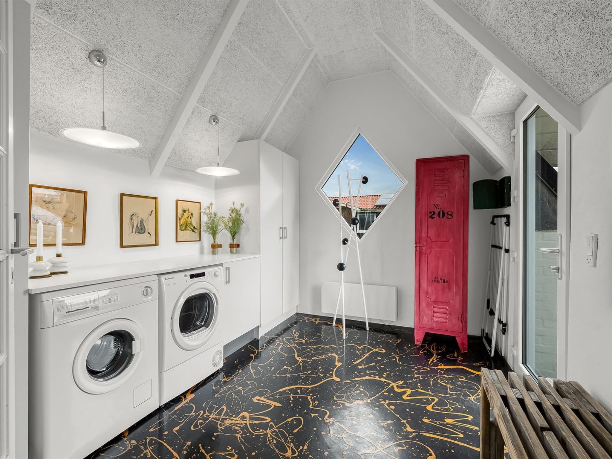 Pesuhuoneessa on kaksi pesukonetta, punainen kaappi ja ainutlaatuinen timantinmuotoinen peili.