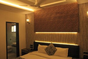 Deluxe Room | Free WiFi, bed sheets - Sahyadri Guest House (Talasri)