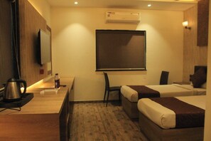Deluxe Room | Free WiFi, bed sheets - Sahyadri Guest House (Talasri)