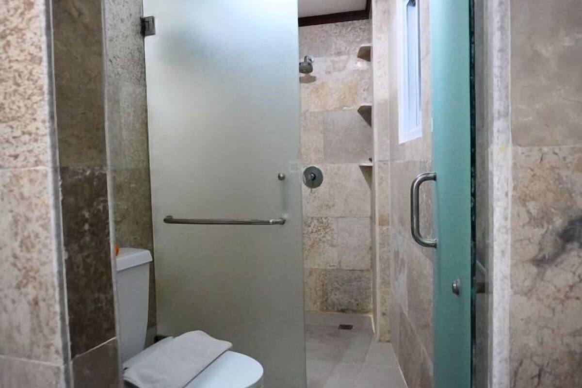 Baño | Regadera, pantuflas, toallas, jabón