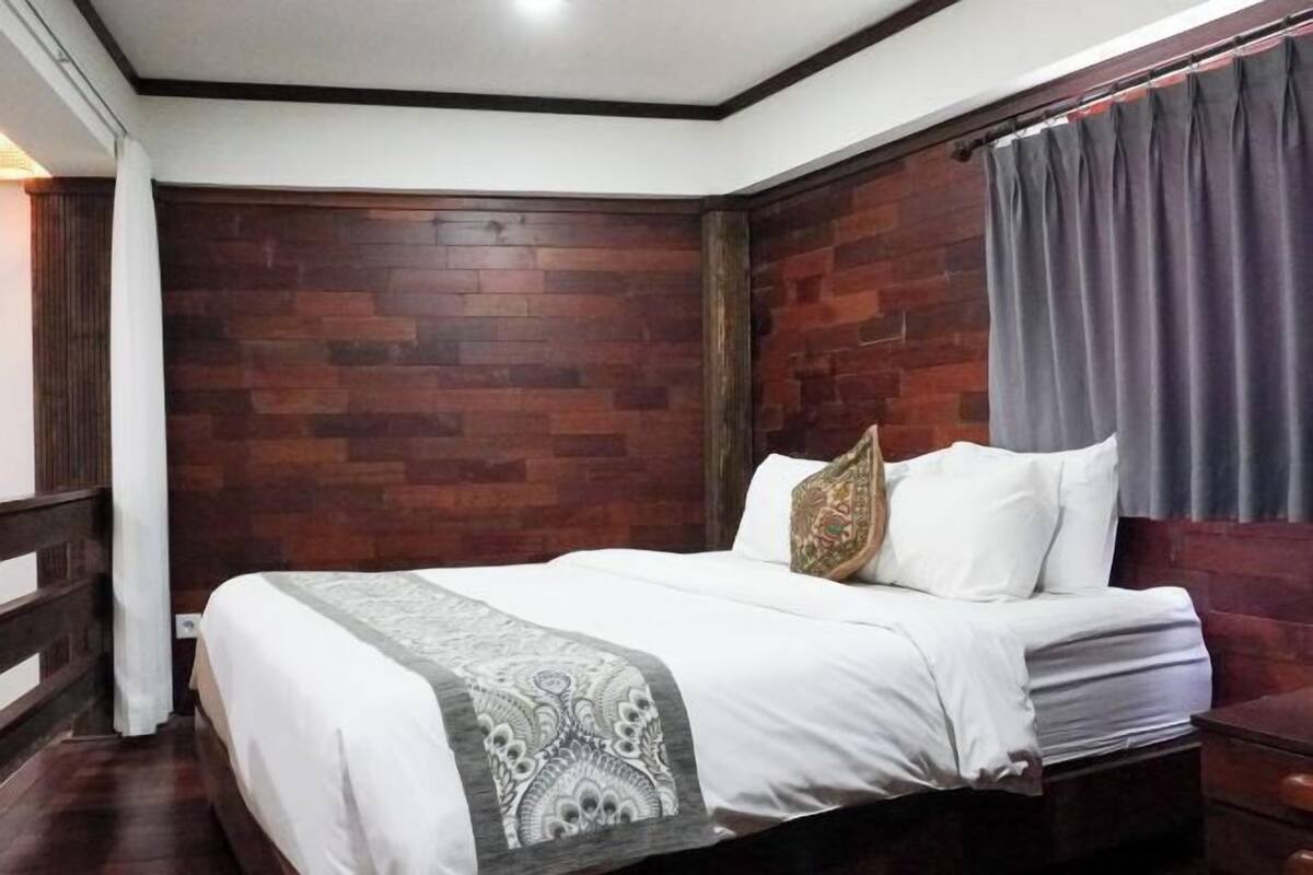 1 habitación, escritorio y espacio para trabajar con laptop
