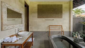 Vila, 1 quarto, vista para a piscina | Banheiro | Banheira e chuveiro separados, secador de cabelo, roupões de banho