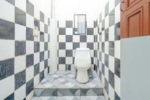 Shower, towels, soap, shampoo - Hotel O Kauman Near International Batik Center Formerly Hotel Bata Merah (Wiradesa)