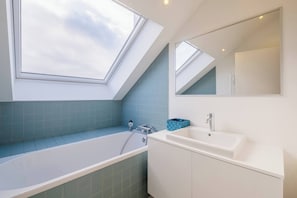 Apartment, 3 Bedrooms, Balcony, City View | Bathroom