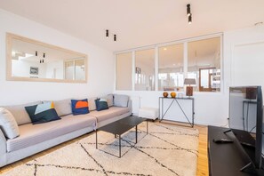 Huoneisto, 3 makuuhuonetta, parveke, kaupunkinäköala | Oleskelualue