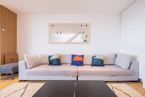 Huoneisto, 3 makuuhuonetta, parveke, kaupunkinäköala | Oleskelualue