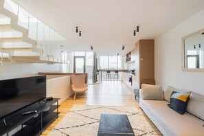 Apartment, 3 Bedrooms, Balcony, City View | Living area