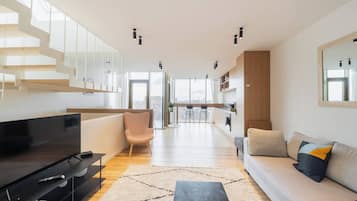 Apartment, 3 Bedrooms, Balcony, City View | Living area