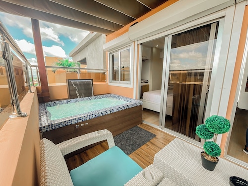 jacuzzi 2-bedroom apartment with AC, WiFi in fabulous Santo Domingo