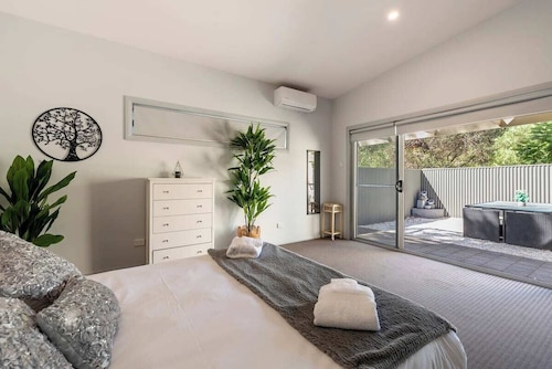 Modern 1-Bedroom with Private Backyard & Fountain