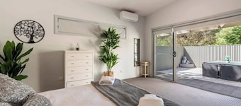 Modern 1-Bedroom with Private Backyard & Fountain