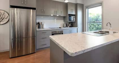 Modern 1-Bedroom with Private Backyard & Fountain