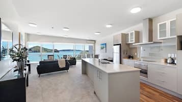Apartamento luxo, 3 quartos, sacada, vista para o oceano | Área de estar