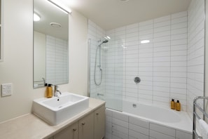 Departamento Deluxe, 3 habitaciones, balcón, vista al océano | Baño | Jabón, shampoo, papel de baño 