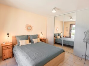 3 slaapkamers, een strijkplank/strijkijzer, internet