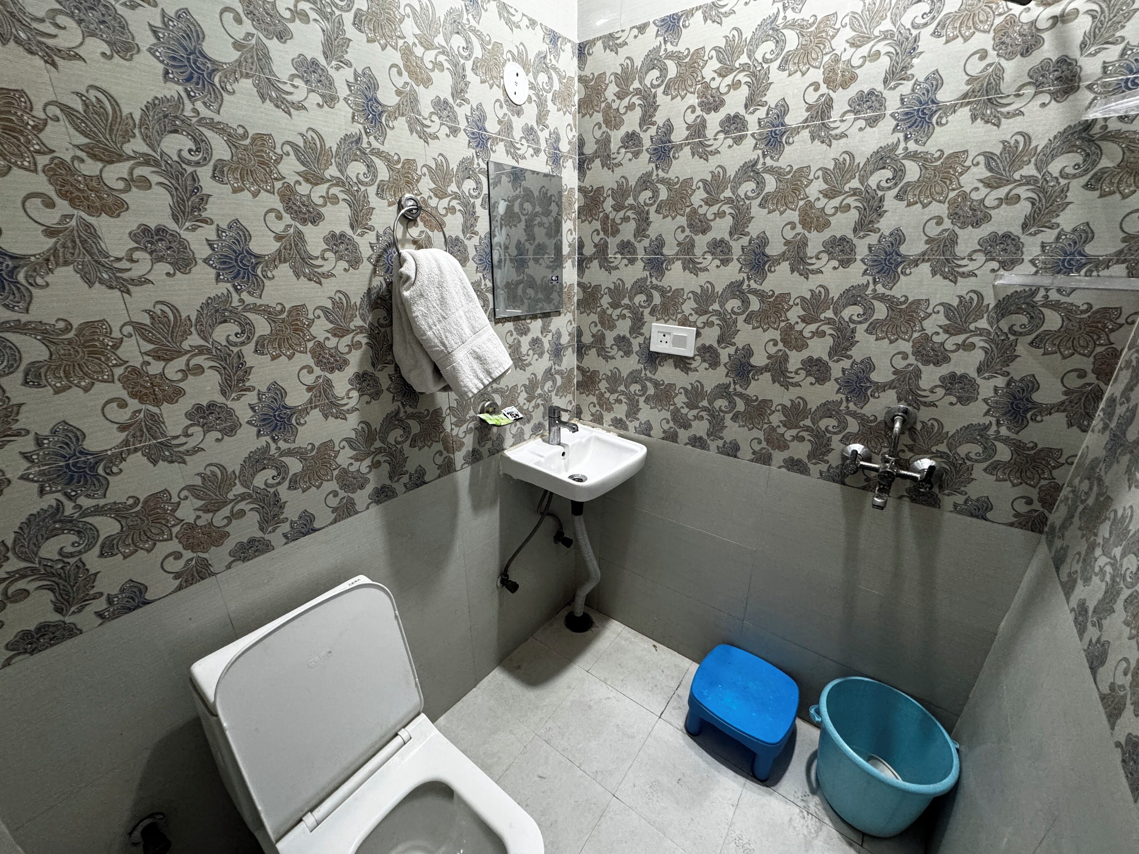 Een badkamer met toilet, wastafel en douche.