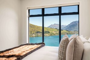 4 bedrooms, desk, iron/ironing board, WiFi