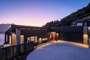 Exterior - Summit Escape, Hot Tub, Fireplace, BBQ, AC & Views (Queenstown)