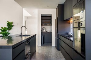 Réfrigérateur, four à micro-ondes, un four, surface de cuisson