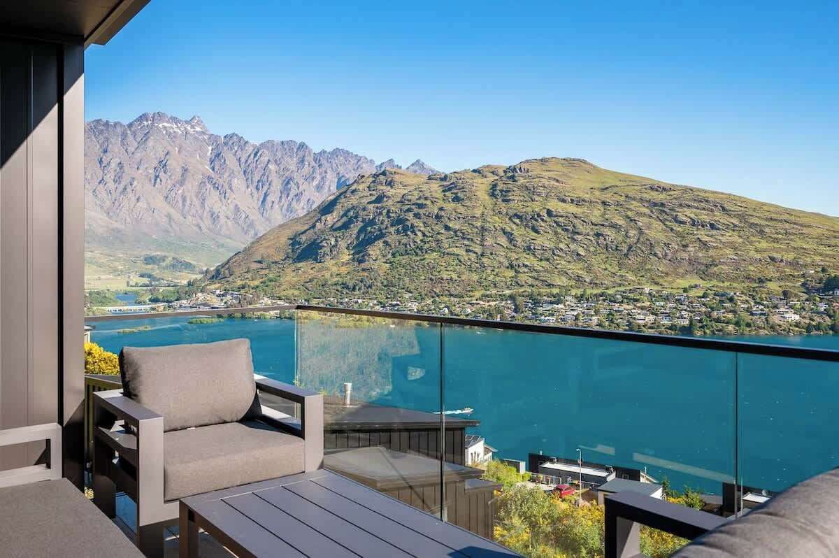 Un balcon avec vue sur un lac et des montagnes.