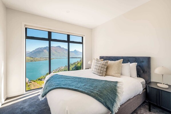 4 bedrooms, desk, iron/ironing board, WiFi