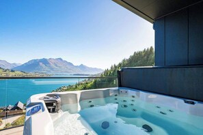 Outdoor spa tub - Summit Escape, Hot Tub, Fireplace, BBQ, AC & Views (Queenstown)