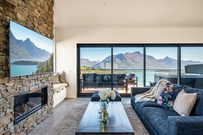 Télévision, cheminée, espaces bureaux