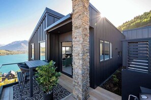Outdoor dining - Summit Escape, Hot Tub, Fireplace, BBQ, AC & Views (Queenstown)