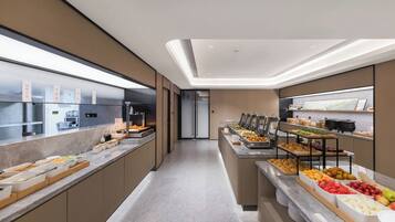 Päivittäinen buffetaamiainen (7 USD per henkilö)