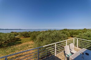 A terrace with a view of the sea and olive trees. - Apartments in Kozino/zadar Riviera 7951 (Zadar)