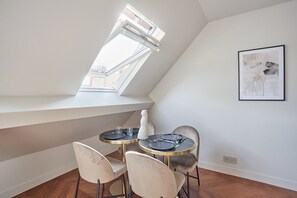 Apartment | Dining - New Apartment Center of Paris/le Marais (Paris)