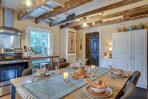 Dining - Walk to Beach: Historical Fredericksburg Home (Fredericksburg)