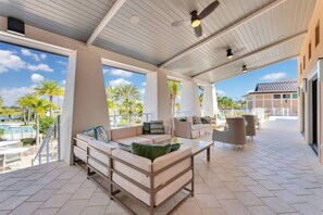 Terrace/patio - Spacious 7-bedroom Disney Themed house with AC, WiFi in delightful Kissimmee (Kissimmee)