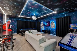 Games room - Spacious 7-bedroom Disney Themed house with AC, WiFi in delightful Kissimmee (Kissimmee)