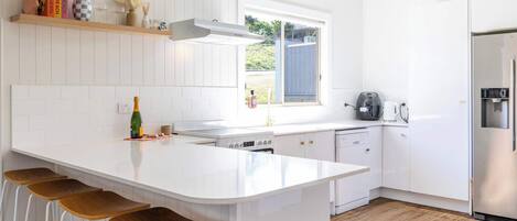 Refrigerador, microondas, horno y parrilla de estufa