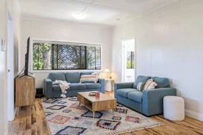 TV - Coastal Echo - Oceanstays - Pet Friendly (Yamba)