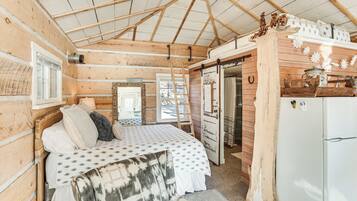 1 bedroom, desk, WiFi, bed sheets