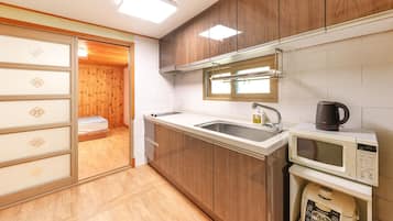 Basic Room, 1 Bedroom (Room 201, Building A (Ocean View)) | 1 bedroom, free WiFi