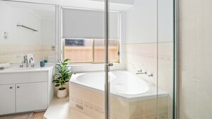 Een douche, een haardroger, handdoeken, shampoo