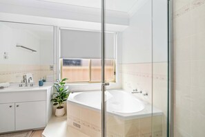 Bruser, hårtørrer, håndklæder, Shampoo