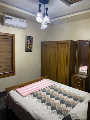 3 bedrooms, iron/ironing board, bed sheets - 3-bedroom House with AC in Kannur (Kannur)