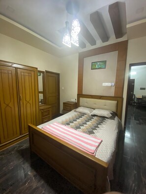 3 bedrooms, iron/ironing board, bed sheets