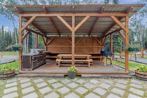 Outdoor dining - Studio Steps to Kenai River w/ Fire Pit! (Sterling)