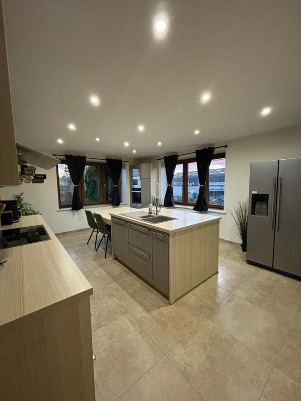 Fridge, microwave, dishwasher, coffee/tea maker