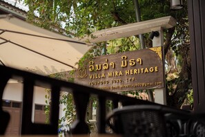Une enseigne pour Villa Mira Heritage, avec un logo, l’année de création et les coordonnées.